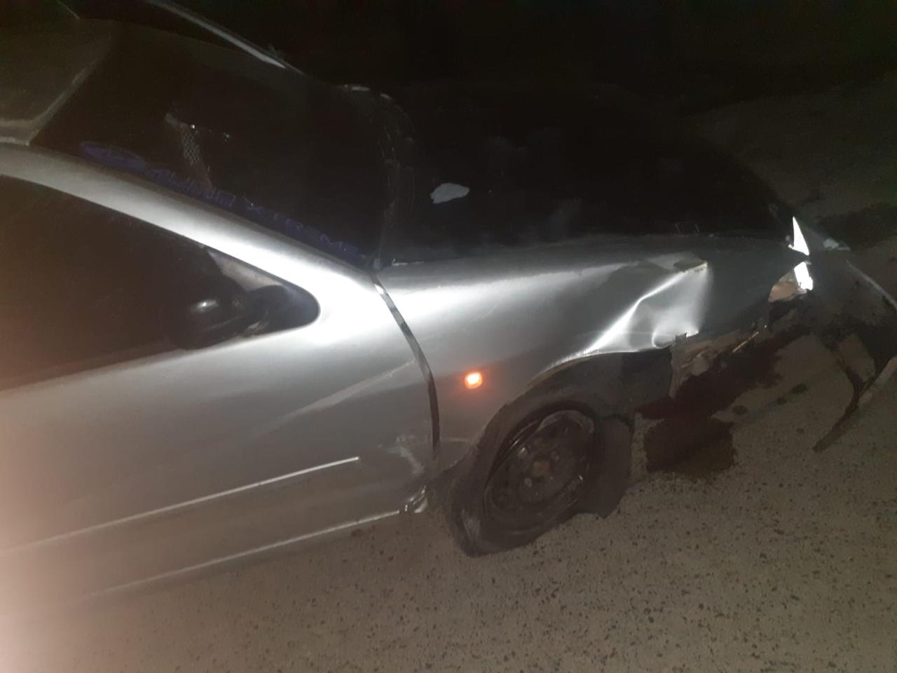 Un auto despistó tras reventar un neumático y terminó contra el guardarrail