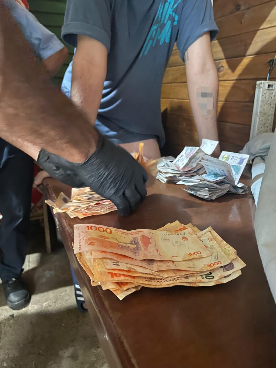 Cinco allanamientos en la zona este: secuestran drogas, dinero, armas y recuperan una motocicleta robada