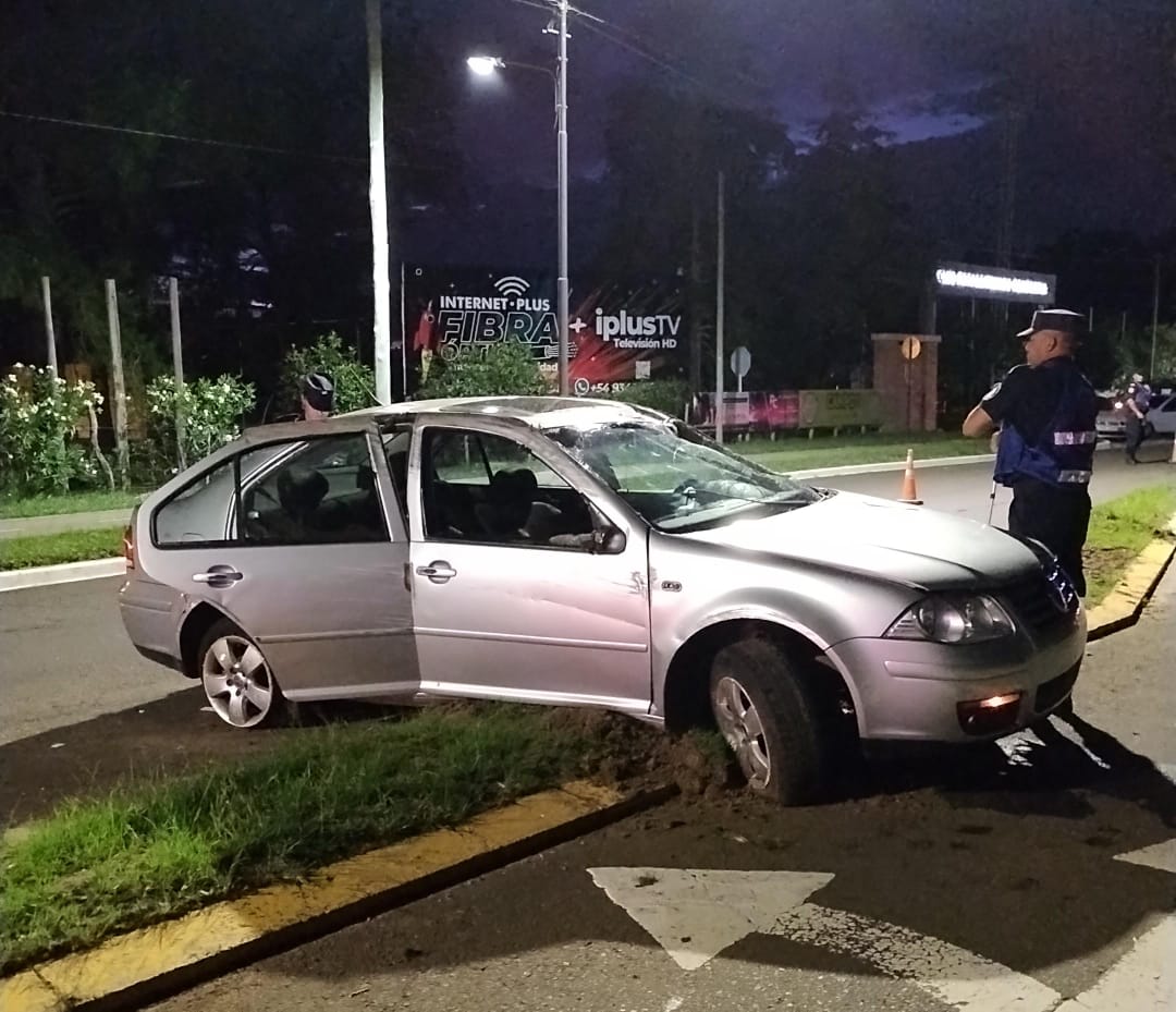 Volcó un vehículo frente al Club Profesionales y tres personas resultaron lesionadas