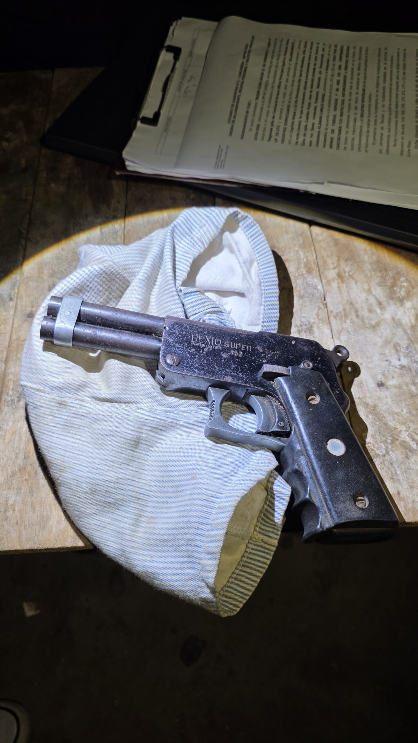 Villa Adela: allanamiento por amenazas terminó con el secuestro de un arma y una mujer detenida