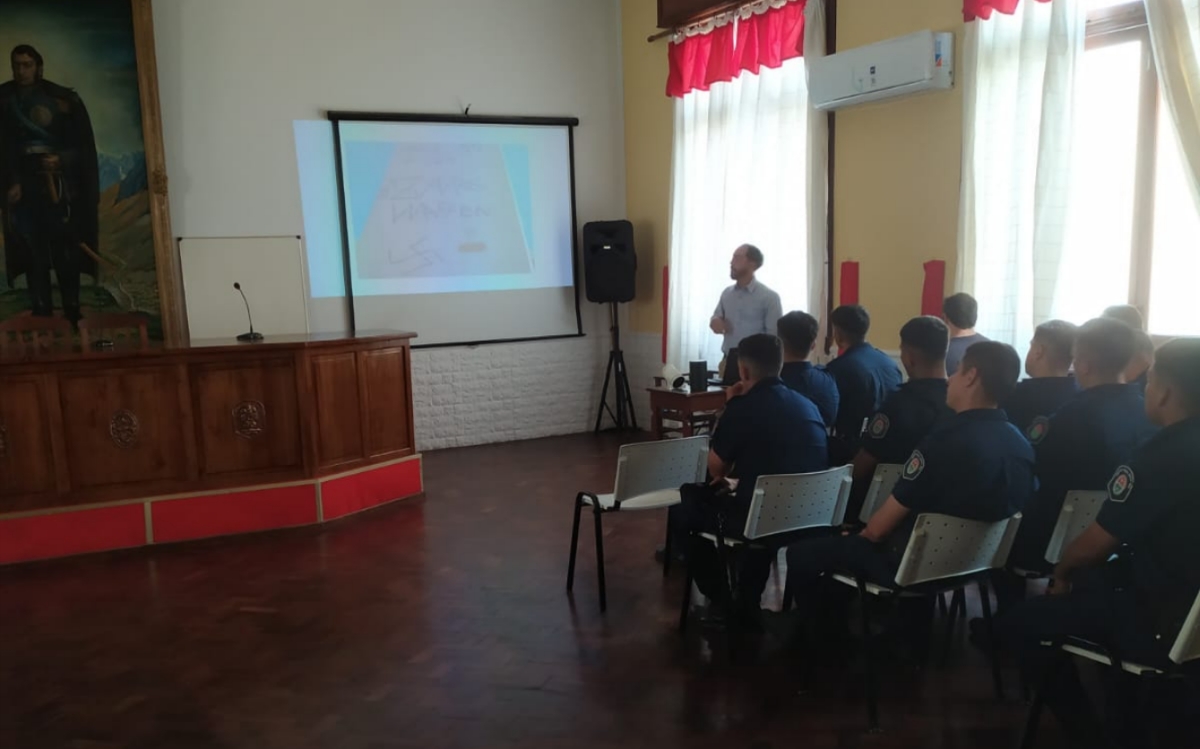 Capacitación sobre estereotipos antisemitas para nuevos funcionarios policiales