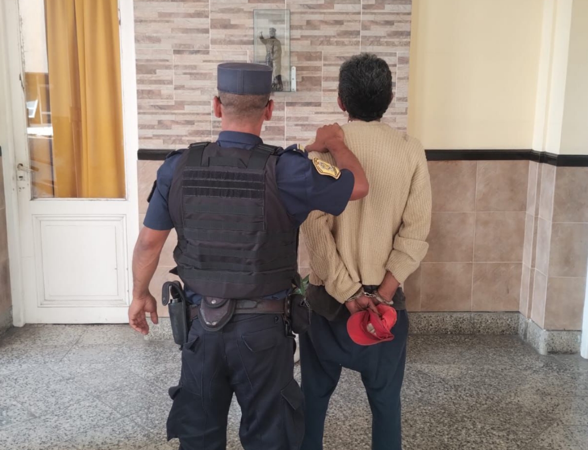 Fue sorprendido robando cableado público y terminó aprehendido