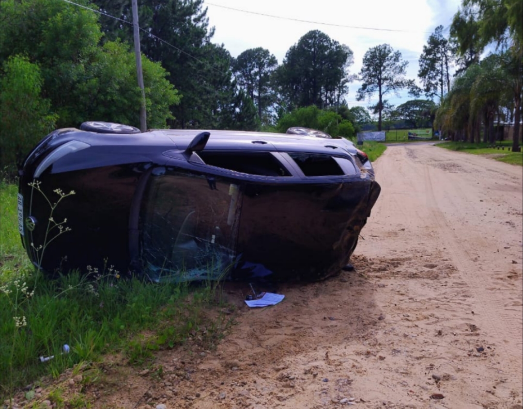 Volcó un vehículo en inmediaciones de Bordagaray y Monseñor Rosch: dos personas resultaron lesionadas