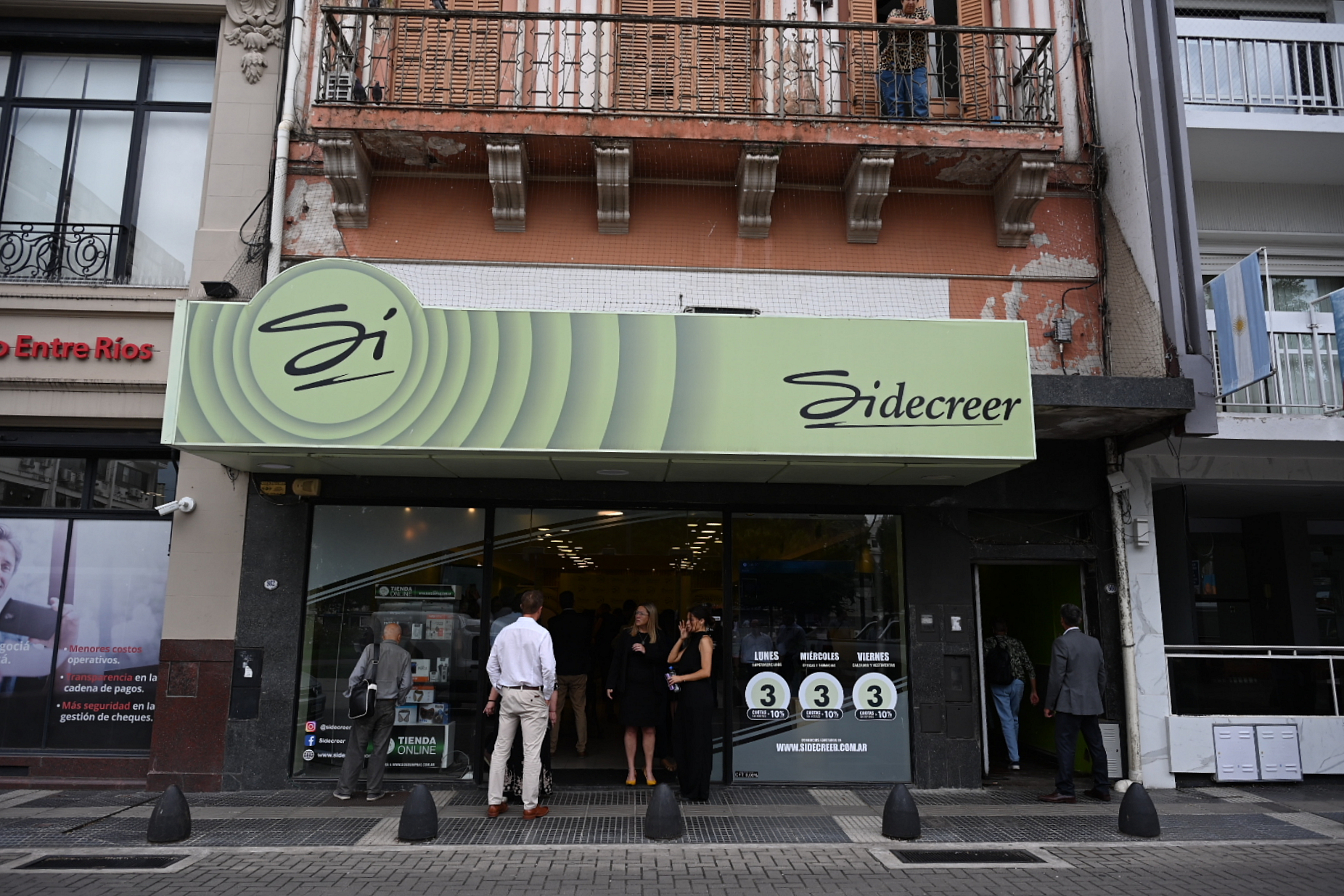 Sidecreer lanzó su nueva tarjeta con un sistema renovado y una red de terminales de pagos y cobros propia