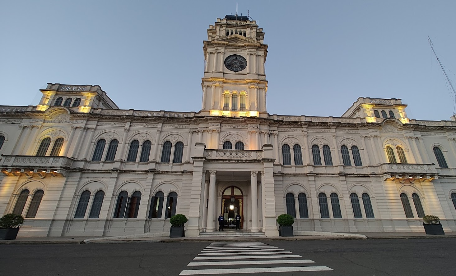 El Gobierno reconoce 1.700 contratados. Son “cerca de 100” los que caen el 31