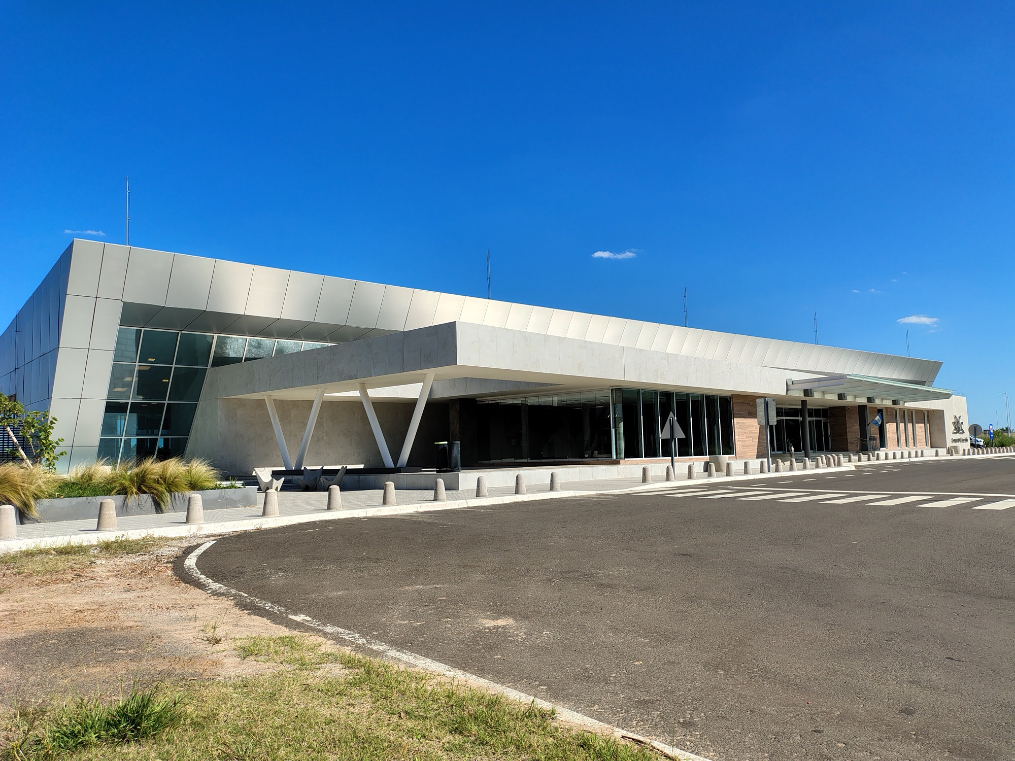 Convocatoria a interesados contratación del servicio de limpieza y mantenimiento de espacios verdes, lado aire del Aeropuerto