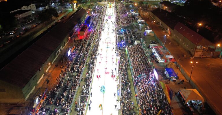 Ante un gran marco de público y toda la pasión de las comparsas comenzó el Carnaval de Concordia