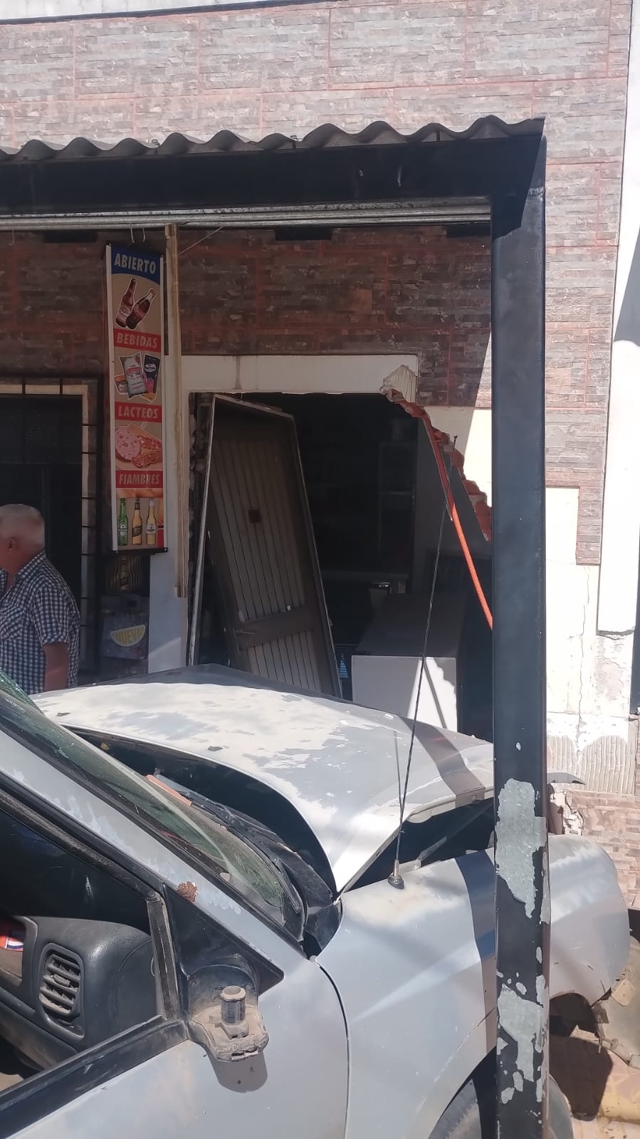 Insólito accidente : una camioneta chocó contra una vivienda y el conductor se fugó del hospital