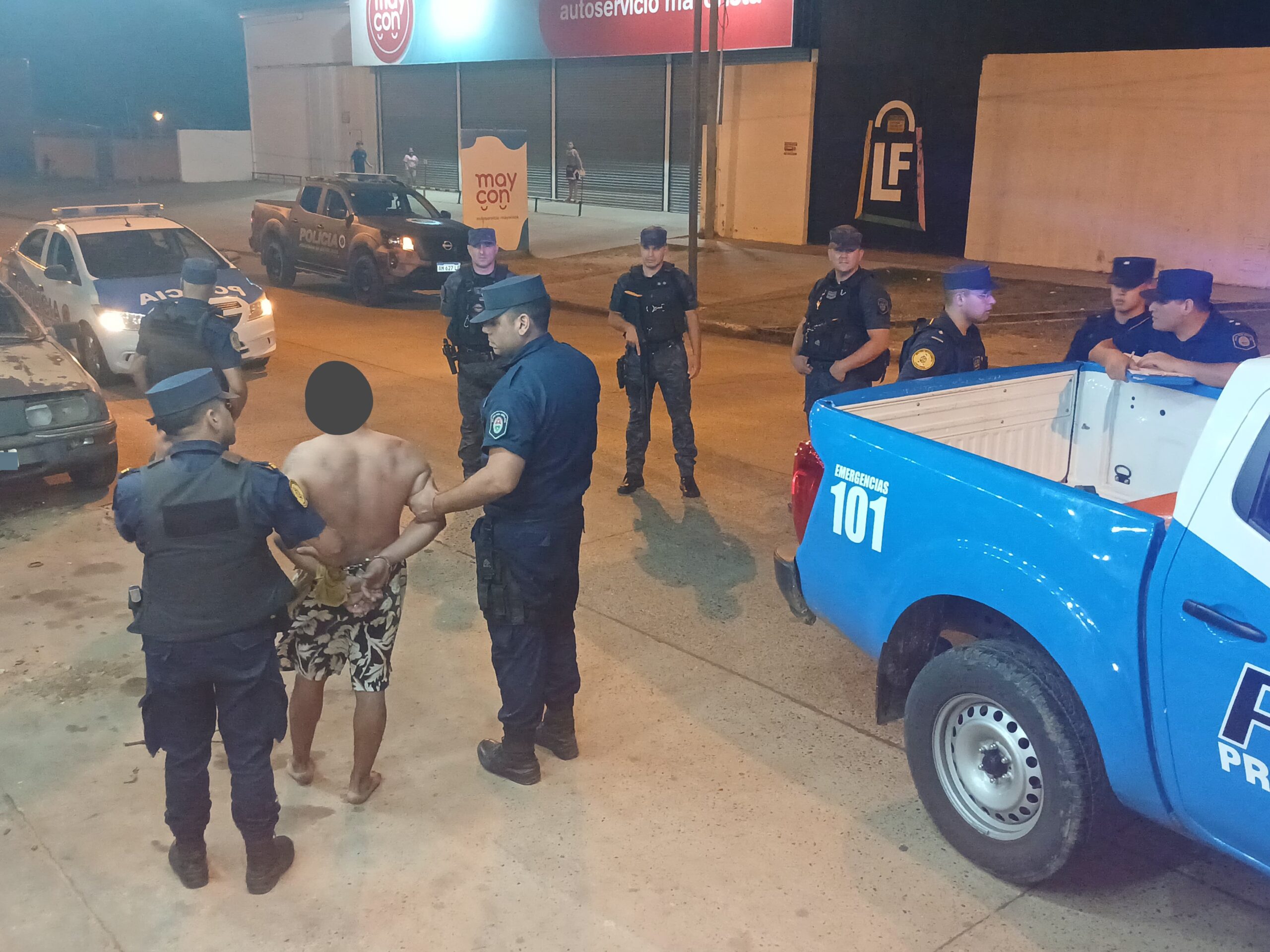 Se atrincheró con un cuchillo y resultó reducido por personal del Grupo Especial