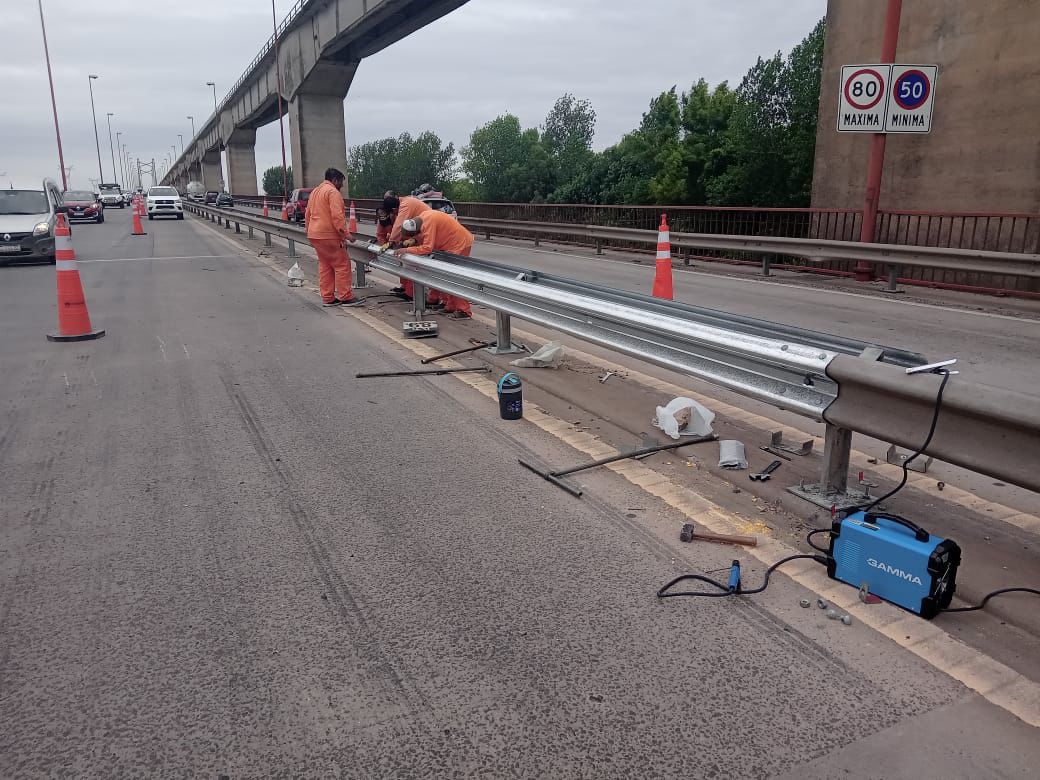 Refuerzan la seguridad vial en el Puente Mitre con el recambio de barandas centrales