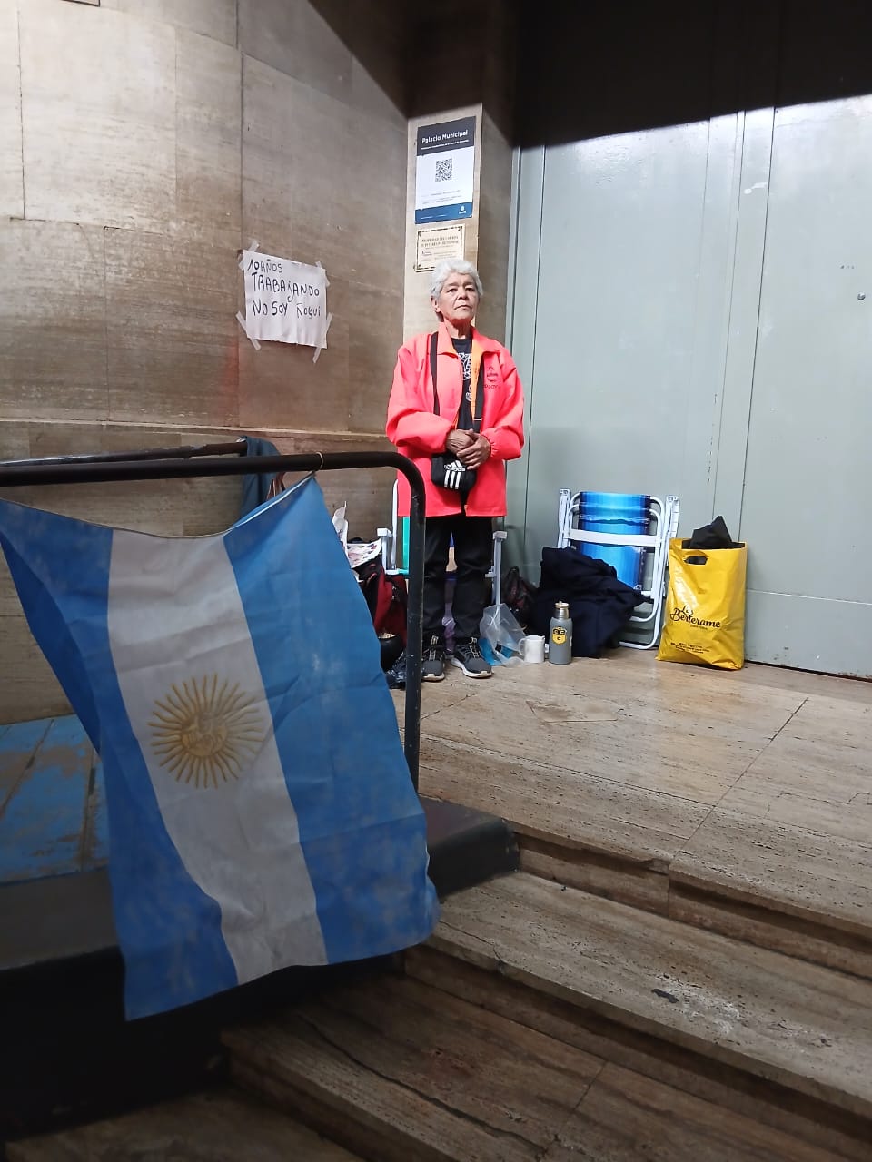 Se encadenó en la Municipalidad: una madre reclama por el despido de su hija y denuncia la situación de los trabajadores cesanteados