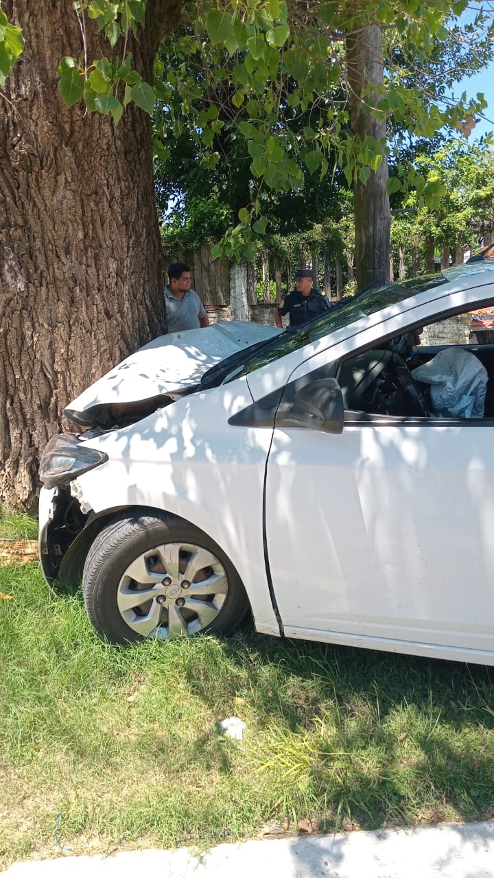 Despiste y choque contra un árbol en la zona oeste de Concordia: una mujer resultó lesionada