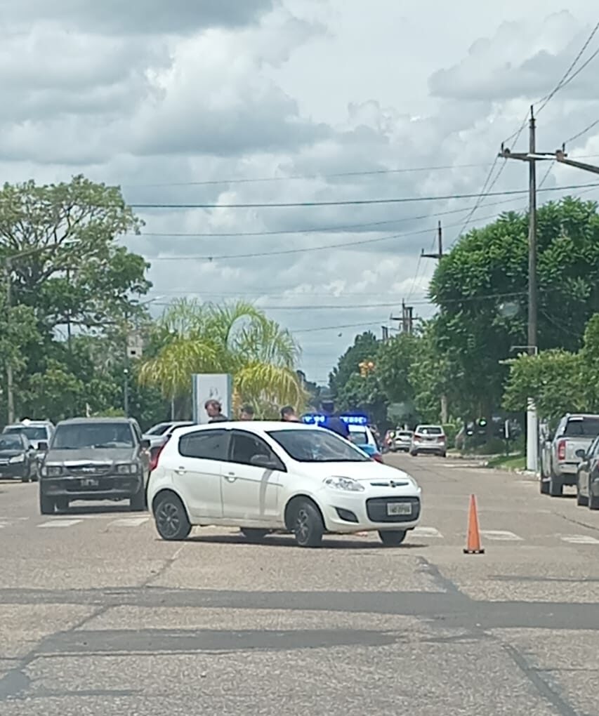 Accidente de tránsito en zona semaforizafa: un auto brasileño y moto involucrados
