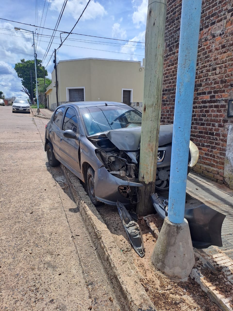 Automóvil colisionó contra un poste de tendido eléctrico