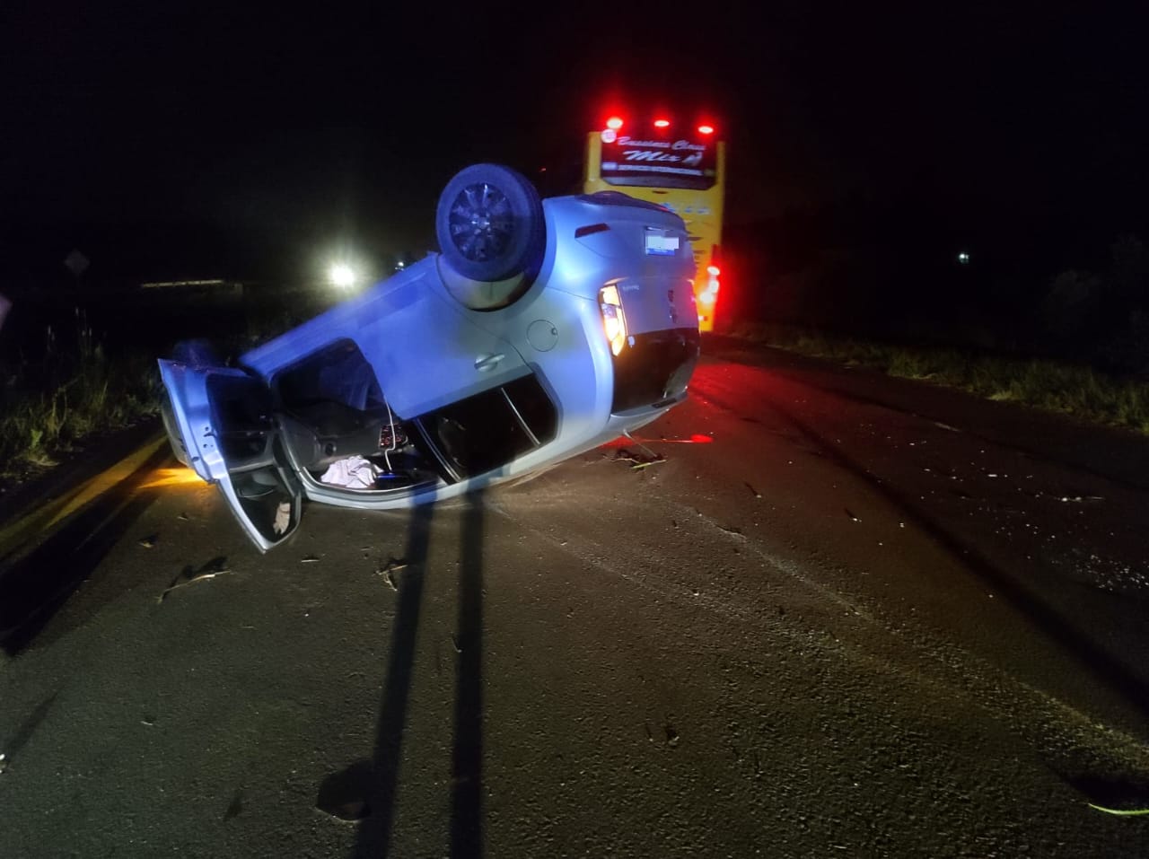 Violento vuelco en Autovía Artigas: un vehículo terminó dado vuelta sobre la calzada