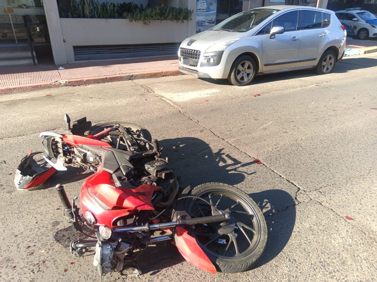 Accidente de tránsito con motociclista lesionado en Pellegrini y Salta
