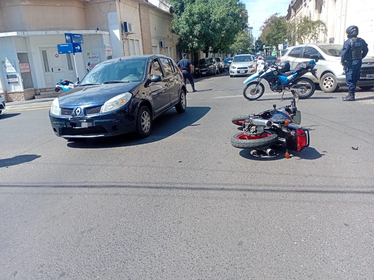 Colisión entre un auto y una moto en Corrientes y Pellegrini
