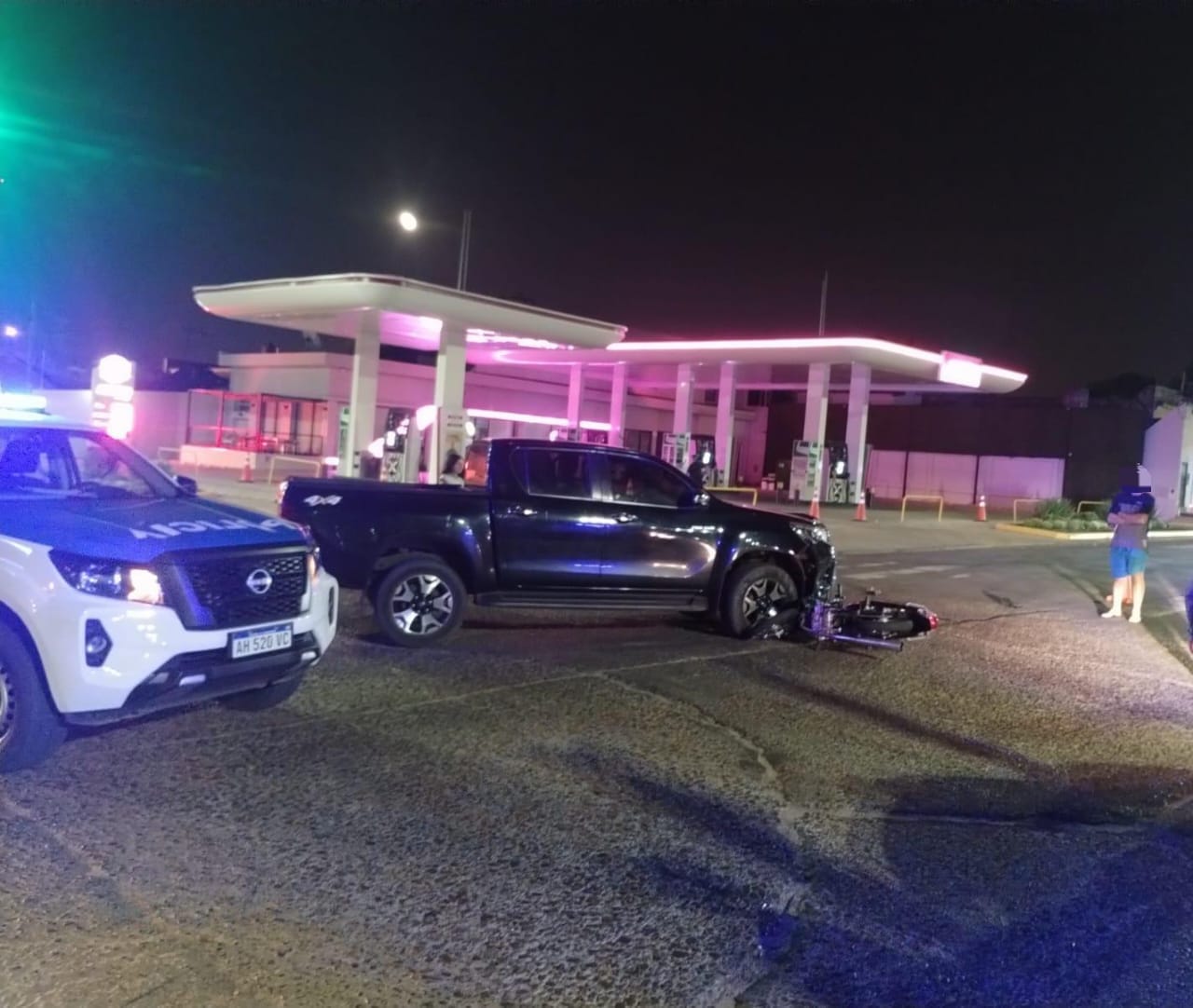 Colisión entre una camioneta y una motocicleta dejó dos personas hospitalizadas