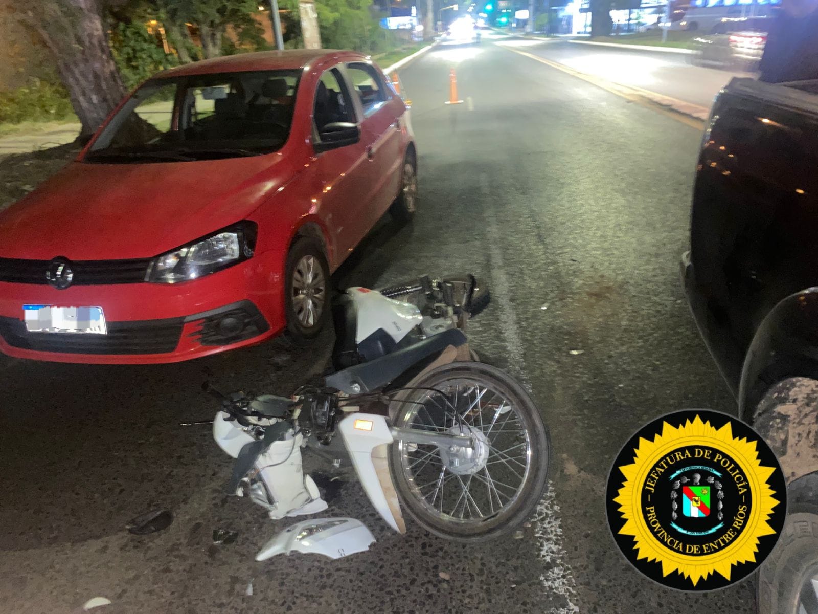 Colisión entre una camioneta, una moto y un auto en Eva Perón y Arruabarrena