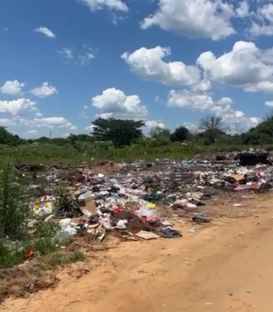 Indignación vecinal por un basural a cielo abierto sobre calle Italia, una vía clave hacia el Hospital Masvernat