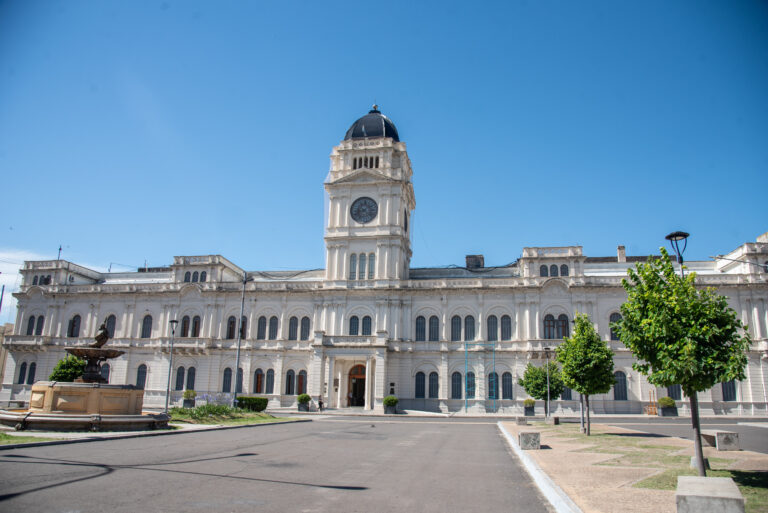 El gobierno convoca a estatales y docentes para abrir la paritaria 2026
