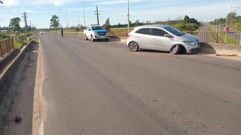 Se habría quedado dormido al volante y chocó contra el borde del puente en Ruta 22