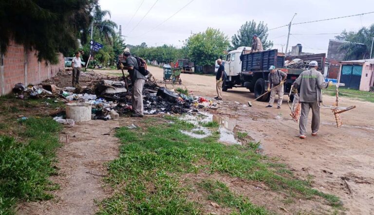 Servicio Público realiza tareas de limpieza y mantenimiento en el barrio Pampa Soler