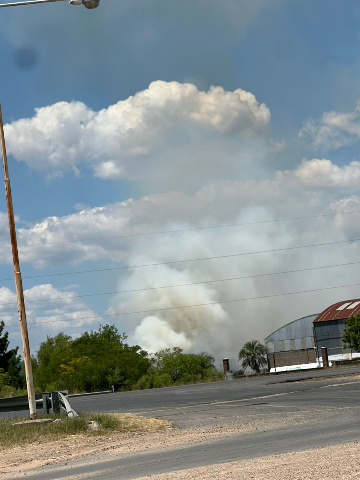 Bomberos Voluntarios trabajan en un incendio forestal en el km 250