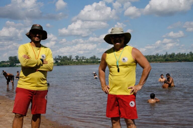 Guardavidas rescataron a un adolescente que se acalambró en la zona de la Dársena