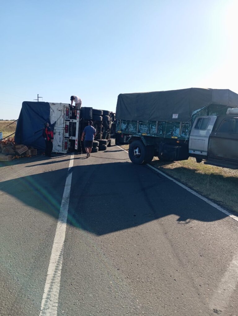 Vuelco de un acoplado en Ruta Nacional 18: no hubo personas lesionadas