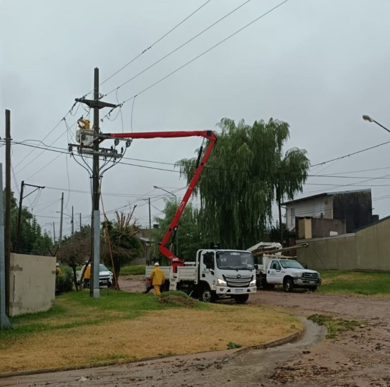 Como consecuencia de la caída de un rayo se cortó una línea de media tensión