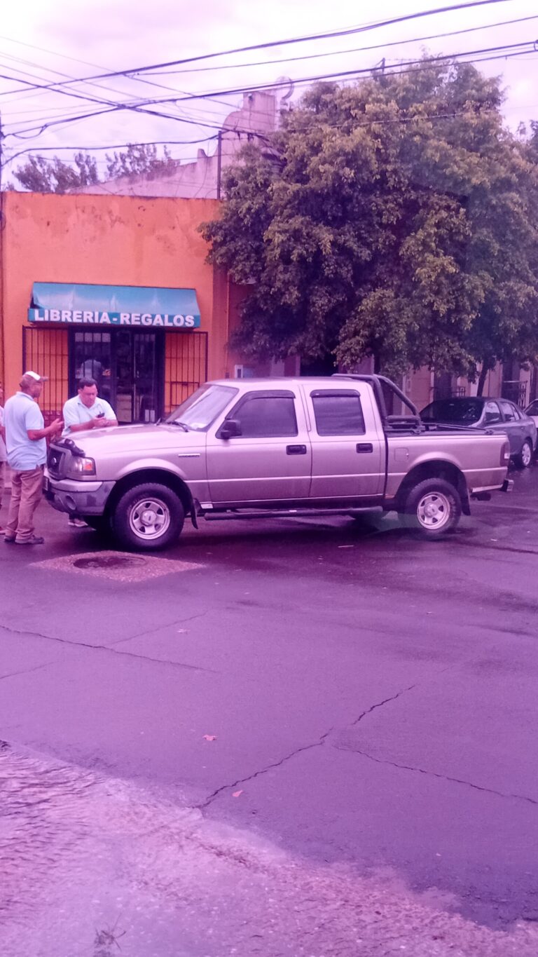 Un camión enganchó y arrastró una camioneta en pleno centro: intervino Tránsito tras aviso de Concordia24