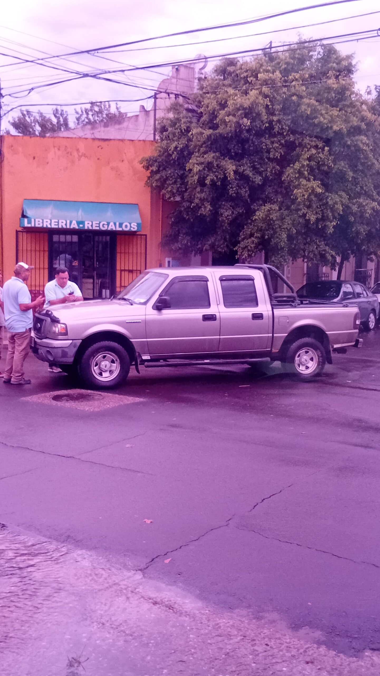 Un camión enganchó y arrastró una camioneta en pleno centro: intervino Tránsito tras aviso de Concordia24
