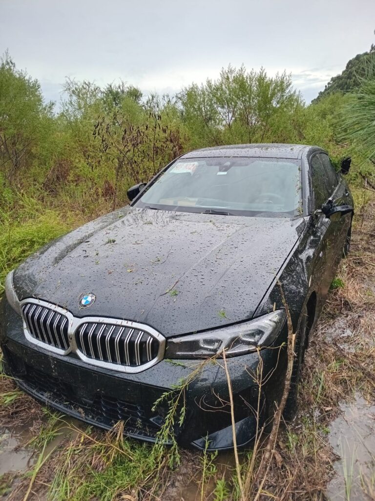 Despiste en la Autovía Artigas: un BMW terminó en la banquina y no hubo heridos