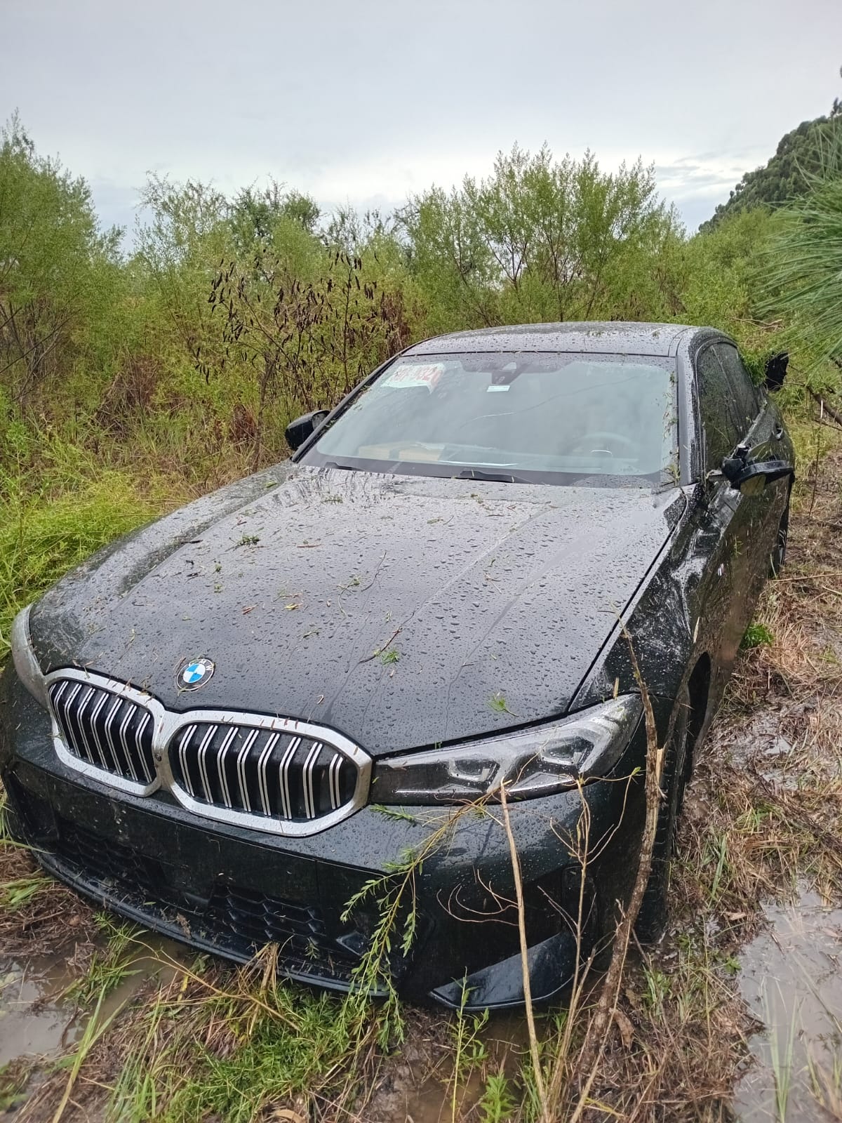 Despiste en la Autovía Artigas: un BMW terminó en la banquina y no hubo heridos