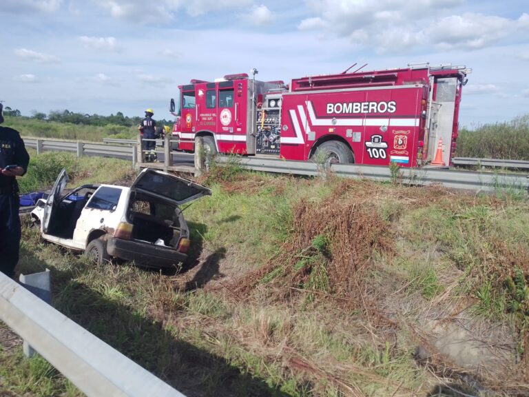 Despiste y choque contra alcantarilla en Ruta 14: una mujer y un menor resultaron con lesiones leves