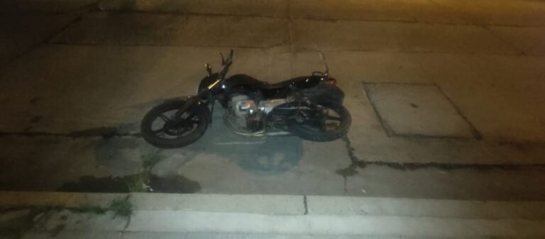 Siniestro vial en la madrugada: chocaron dos motos y una pareja se dio a la fuga