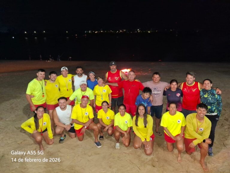 Con una multitudinaria Antorchada, celebraron el Día del Guardavidas en Playa Los Sauces
