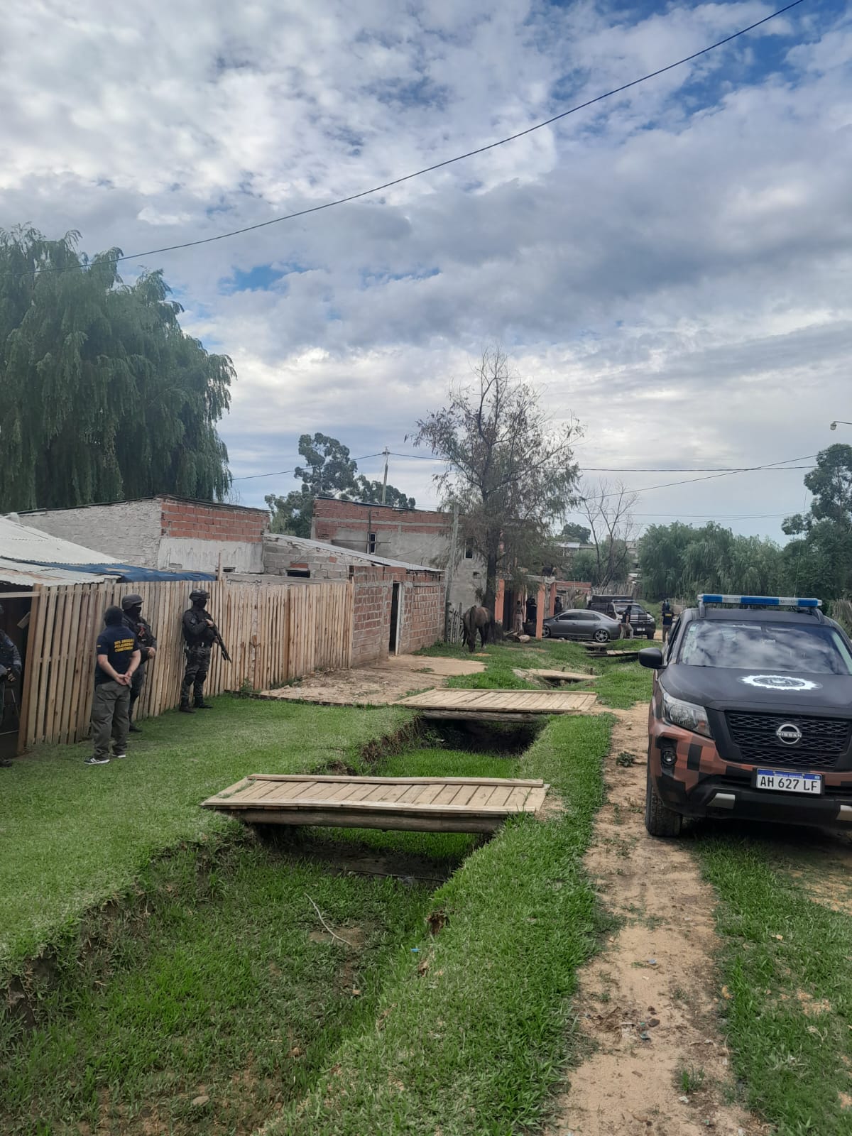 Golpe al narcomenudeo en el Barrio Sarmiento: secuestran droga, un arma y más de $1,7 millones; un detenido