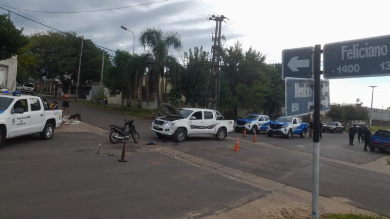 Choque entre una camioneta y una moto en Mendiburu y Feliciano: un joven herido