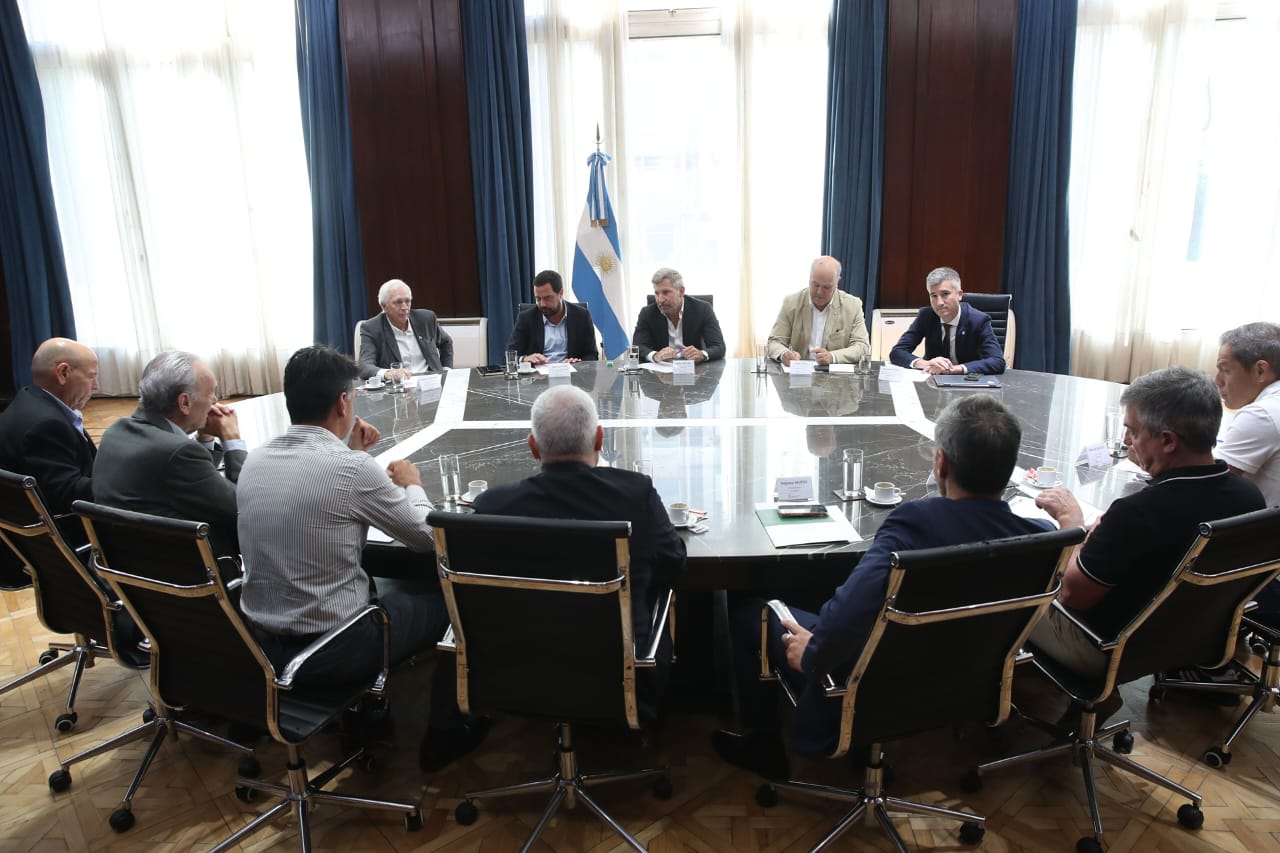 Frigerio gestiona junto a empresarios más oportunidades para el sector avícola