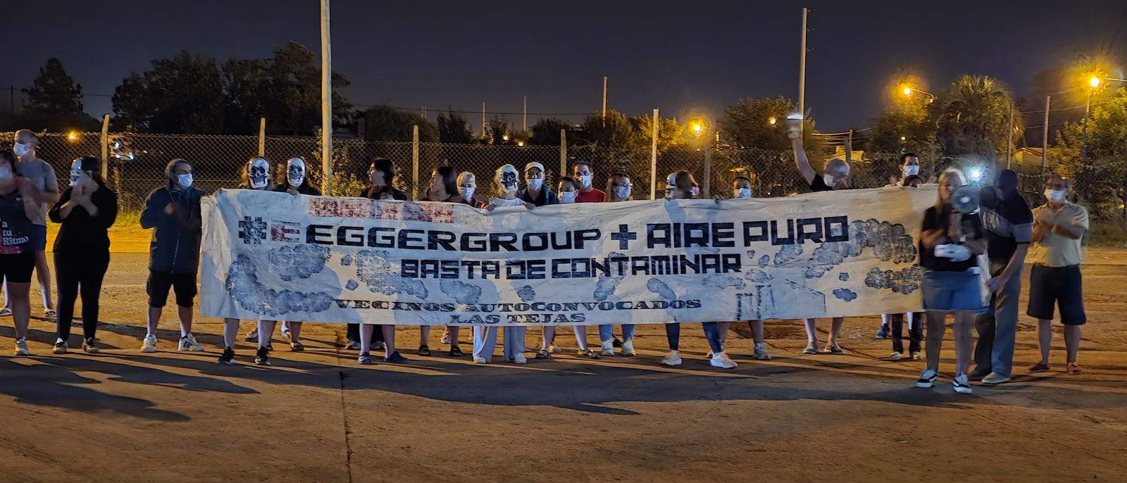 Vecinos de Las Tejas realizaron una marcha pacífica frente a la planta de Egger y reclaman soluciones