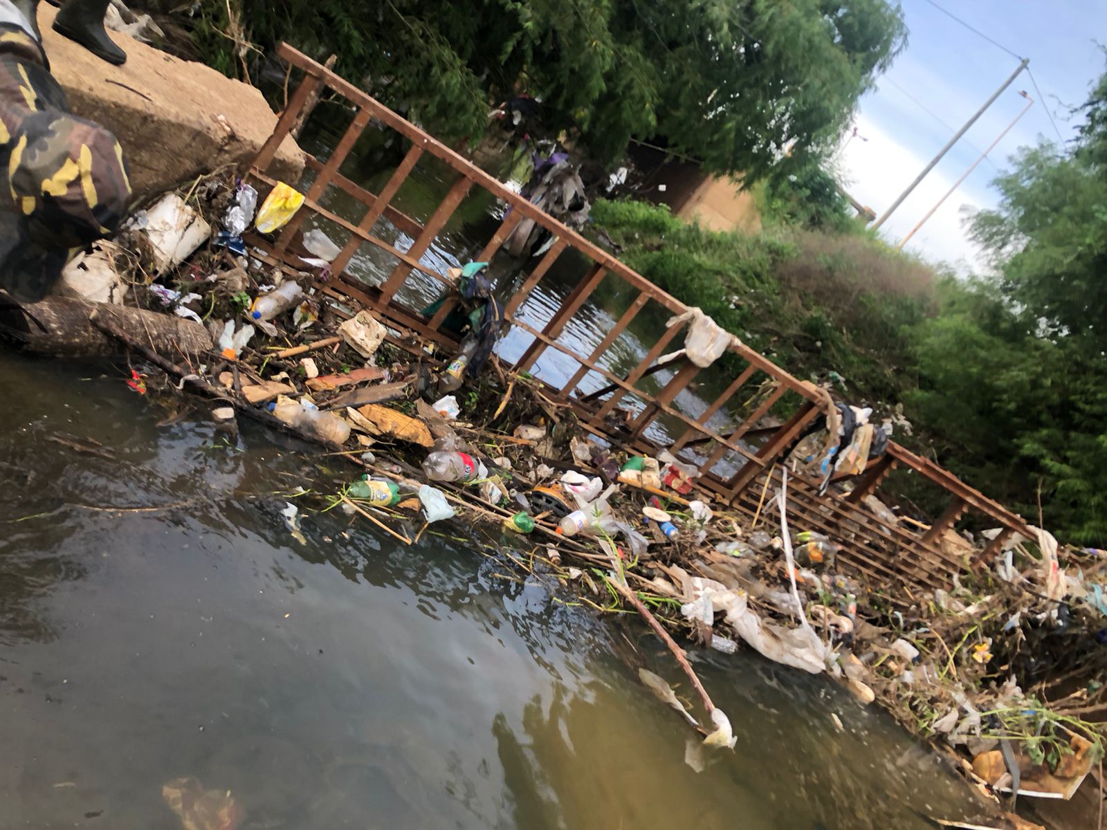 Se realizaron trabajos de saneamiento y retiro de residuos en el arroyo Manzores