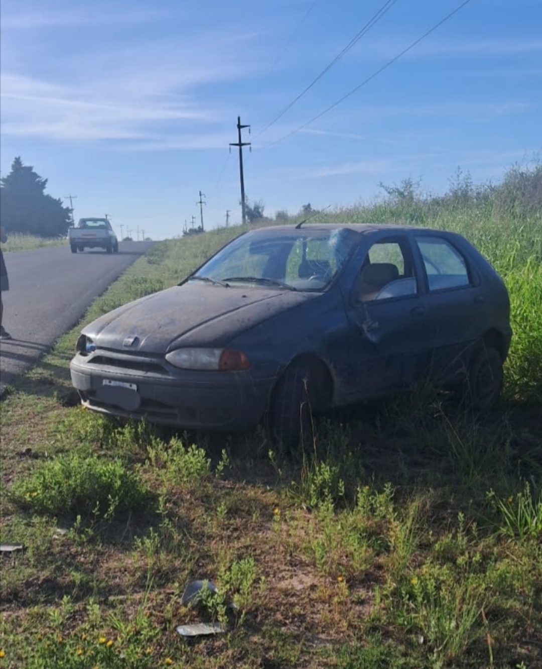 Ruta 38: un Fiat Palio volcó tras reventar una rueda y sus ocupantes resultaron ilesos