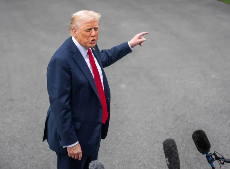 Donald Trump amenaza con una ofensiva “20 veces más fuerte” si Irán bloquea el estrecho de Ormuz