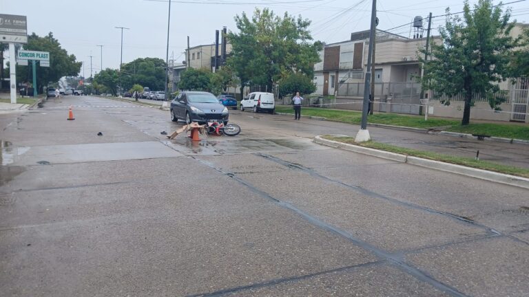 Motociclista murió tras violento choque contra una camioneta y un colectivo