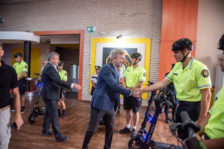 Frigerio entregó móviles y equipamiento a la Policía para reforzar la seguridad con tecnología de punta