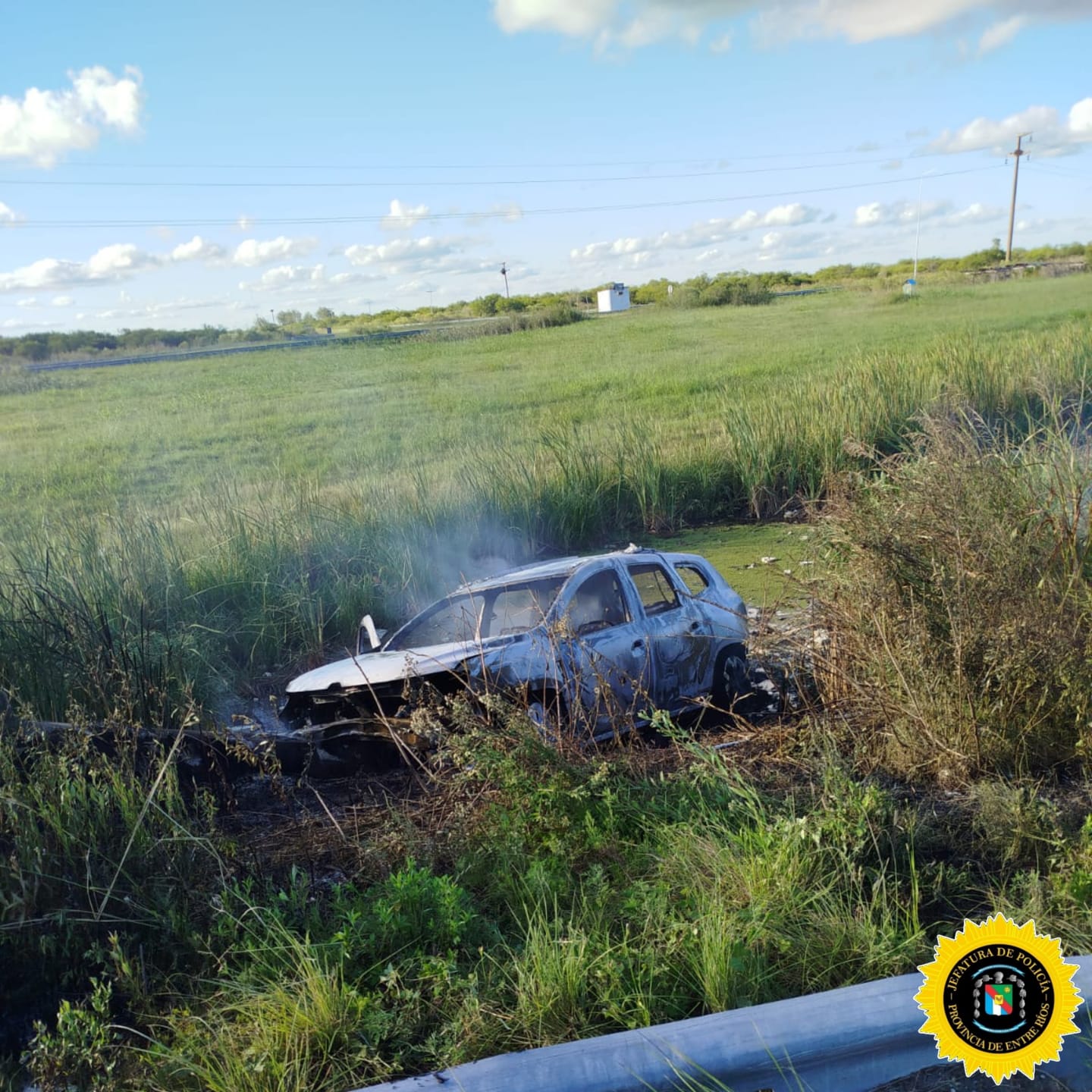 Despiste en la Rotonda de Sauce de Luna: el vehículo se incendió por completo