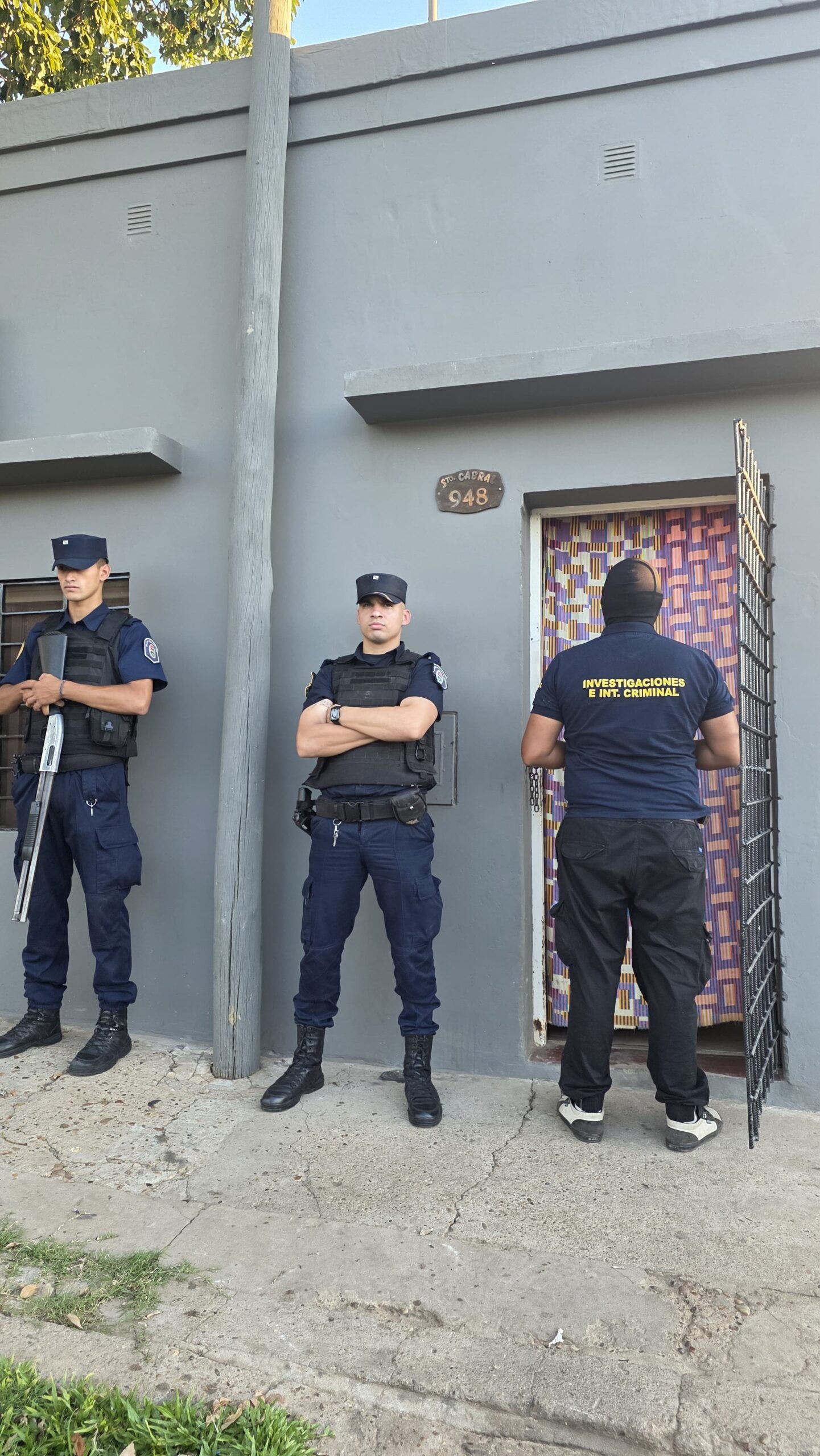 Allanamientos con secuestro de armas, drogas y dos detenidos