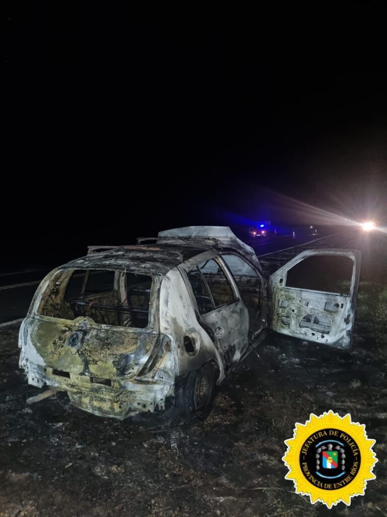 Incendio total de un automóvil en el acceso a General Campos